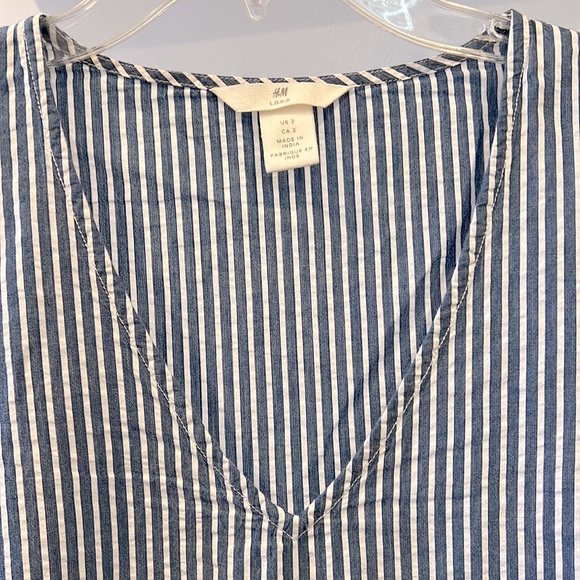 💙 H&M Blue & White Striped V-Neck Top in Size 2 🛥️ - Picture 4 of 6